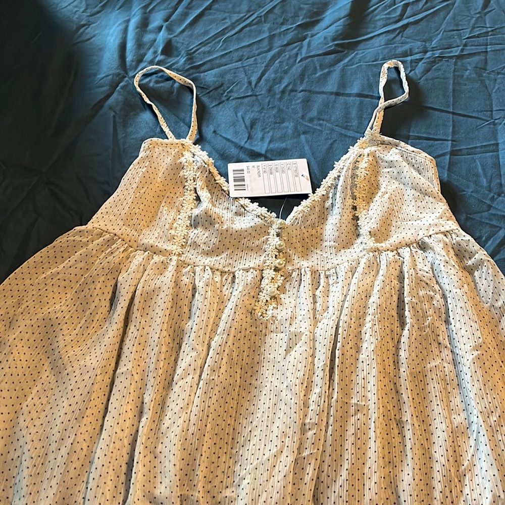 Kimchi Blue babydoll shirt. New with Tags. Size m.